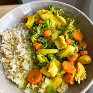 Turmeric chicken curry with rice